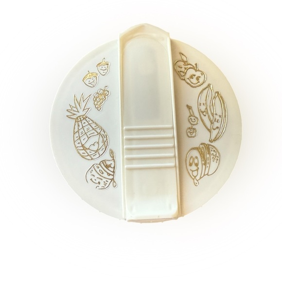 Vintage Tupperware Green Pitcher with White Flip-Top Lid – 8.5” Tall - Picture 5 of 10